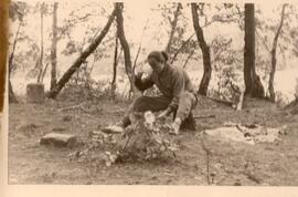 Frau arbeitet im Wald