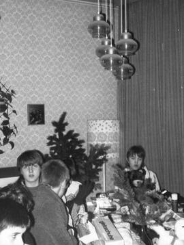 Kinder bei Weihnachtsfeier