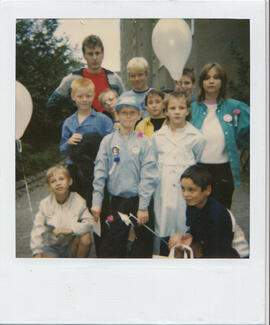 Kindergruppe mit Erzieher