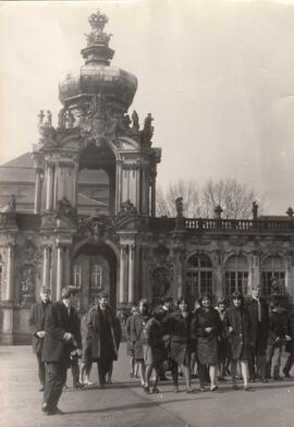 Jugendliche vor Zwinger in Dresden