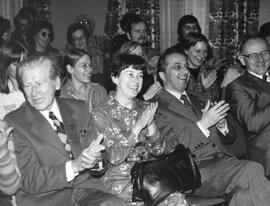 Erwachsene applaudieren