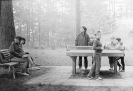 Kinder und Jugendliche spielen Tischtennis in Kastaven