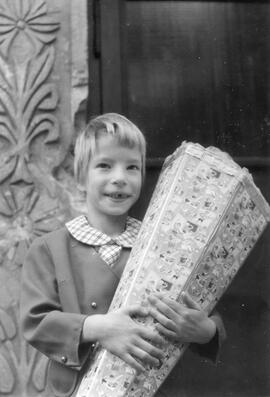 Porträt Mädchen mit Schultüte