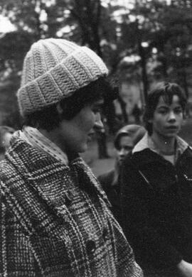 Frau und zwei Jugendliche