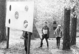 Kinder auf Spielplatz