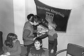 Übergabe Geschenk an einen Jungen