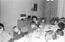 Kinder und Erzieher an Kaffeetafel