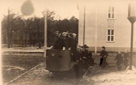 Kinder und Erwachsener auf Bauwagen