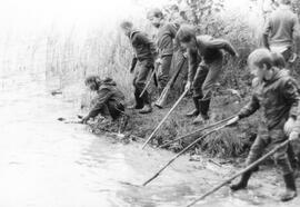Kinder spielen am Wasser