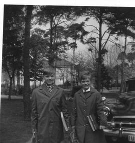 Porträt Junge und Mädchen im Freien