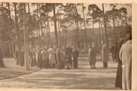 Gruppe Erwachsener (vor Maidemonstration?)