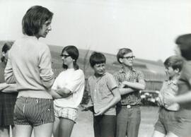 Erzieherin mit Kindern im Freien