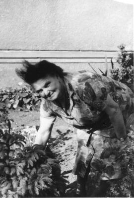 Frau bei Gartenarbeit