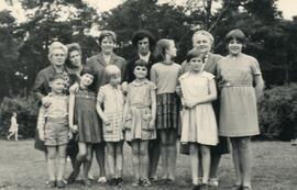 Erzieher mit Kindergruppe