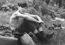 Porträt Jugendlicher am See