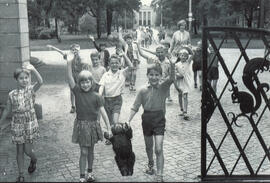 Kindergruppe verlässt winkend das Heim