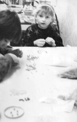 Mädchen beim Basteln