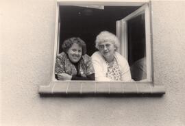 Ursula Fricke und Hertha Nestler am Fenster