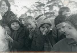 Kindergruppe mit Erzieherin