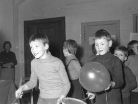 Kinder spielen Gruppenspiele