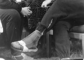 Fuß mit Badelatsch und Trainingshose