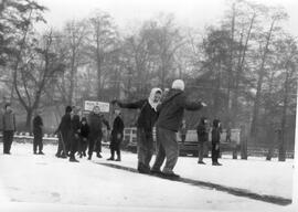 Kinder beim Schlittern auf Eis