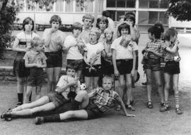 Kindertag Kindergruppe mit Süßigkeiten