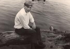 Porträt Junge am See