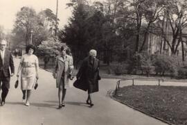 Erwachsene beim Spaziergang