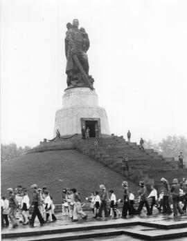 Pioniere und Mitglieder der FDJ am sowjetischen Ehrenmal Treptower Park