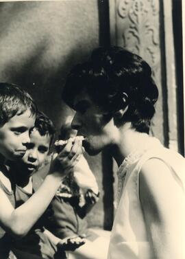 Junge gibt Frau etwas zum Essen