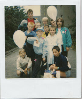 Kindergruppe mit Erzieher