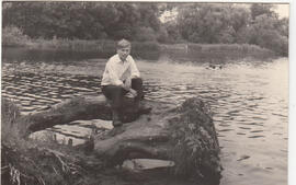 Porträt Jugendlicher am See