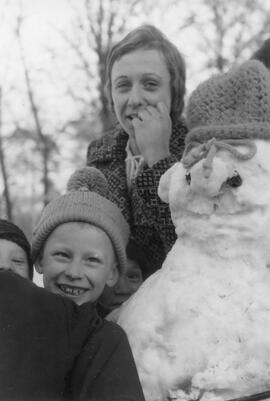 Brigitte Feige und Jungs mit Schneemann