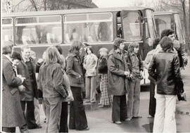 Jugendliche vor Reisebus