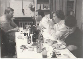 Erzieher am Pausentisch