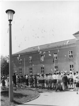 Kinder beim Fahnenappell