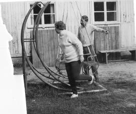 Erwachsene an einer Schaukel in Prieros