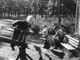 Kinder auf Spielplatz