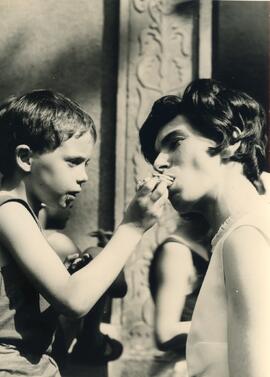 Junge gibt Frau etwas zum Essen