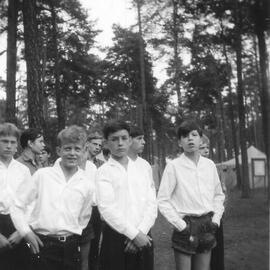 Gruppe Jungs in weißen Hemden