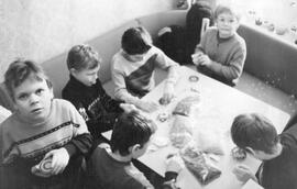 Kinder beim Spielen am Tisch