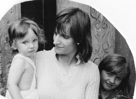 Porträt Frau mit kleinem Mädchen und Jungen