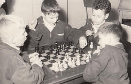 Jungen spielen Schach