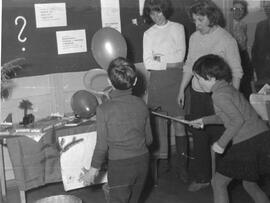 Kinder spielen Gruppenspiele