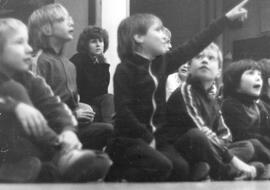 Kinder in Sportsachen