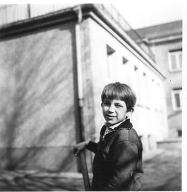 Porträt Junge vor Haus