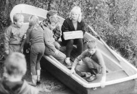 Kinder in Ruderboot an Land