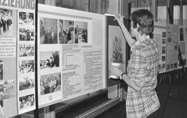 Mann beim Gestalten von Wandzeitung