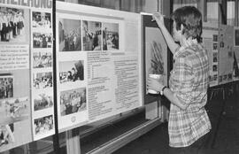 Mann beim Gestalten von Wandzeitung